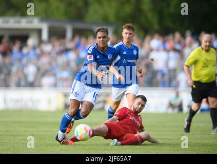 Marl, Deutschland. 29/06/2022, Rodrigo ZALAZAR (GE) IST VON der deutschen PRUDETSKLY r.. (Huels) Fouls, Foul, Action, Duels, Graetsche, Fußball-Testspiel VfB Huels - FC Schalke 04 (GE) 0:14, am 29.. Juni 2022 in Marl/Deutschland. #Die DFL-Vorschriften verbieten die Verwendung von Fotos als Bildsequenzen und/oder quasi-Video # Â Stockfoto