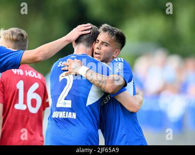 Marl, Deutschland. 29/06/2022, Jubel Thomas OUWEJAN (GE) mit Rodrigo ZALAZAR r. (GE) Fußball-Testspiel VfB Huels - FC Schalke 04 (GE) 0:14, am 29.. Juni 2022 in Marl/Deutschland. #Die DFL-Vorschriften verbieten die Verwendung von Fotos als Bildsequenzen und/oder quasi-Video # Â Stockfoto