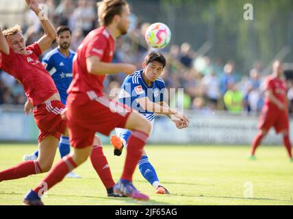 Marl, Deutschland. 29/06/2022, Dong-Gyeong LEE (GE) in Aktion, Duelle, Fußball-Testspiel VfB Huels - FC Schalke 04 (GE) 0:14, am 29.. Juni 2022 in Marl/Deutschland. #Die DFL-Vorschriften verbieten die Verwendung von Fotos als Bildsequenzen und/oder quasi-Video # Â Stockfoto