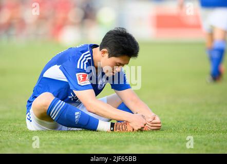 Marl, Deutschland. 29/06/2022, Dong-Gyeong LEE (GE) streckt, Fußballtest VfB Huels - FC Schalke 04 (GE) 0:14, am 29.. Juni 2022 in Marl/Deutschland. #Die DFL-Vorschriften verbieten die Verwendung von Fotos als Bildsequenzen und/oder quasi-Video # Â Stockfoto