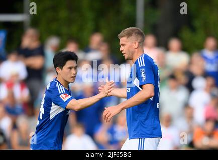 Marl, Deutschland. 29/06/2022, Jubilation Dong-Gyeong LEE (GE) mit Simon TERODDEr. (GE) Fußball-Testspiel VfB Huels - FC Schalke 04 (GE) 0:14, am 29.. Juni 2022 in Marl/Deutschland. #Die DFL-Vorschriften verbieten die Verwendung von Fotos als Bildsequenzen und/oder quasi-Video # Â Stockfoto