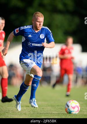 Marl, Deutschland. 29/06/2022, Florent MOLLET (GE) Action, Fußball-Testspiel VfB Huels - FC Schalke 04 (GE) 0:14, am 29.. Juni 2022 in Marl/Deutschland. #Die DFL-Vorschriften verbieten die Verwendung von Fotos als Bildsequenzen und/oder quasi-Video # Â Stockfoto