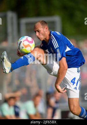 Marl, Deutschland. 29/06/2022, Henning MATRICIANI (GE) Action, Fußball-Testspiel VfB Huels - FC Schalke 04 (GE) 0:14, am 29.. Juni 2022 in Marl/Deutschland. #Die DFL-Vorschriften verbieten die Verwendung von Fotos als Bildsequenzen und/oder quasi-Video # Â Stockfoto