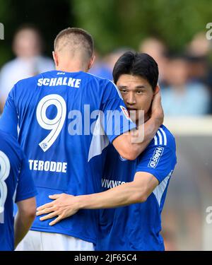 Marl, Deutschland. 29/06/2022, Jubel Dong-Gyeong LEE (GE) mit Simon TERODDE l. (GE) Fußball-Testspiel VfB Huels - FC Schalke 04 (GE) 0:14, am 29.. Juni 2022 in Marl/Deutschland. #Die DFL-Vorschriften verbieten die Verwendung von Fotos als Bildsequenzen und/oder quasi-Video # Â Stockfoto