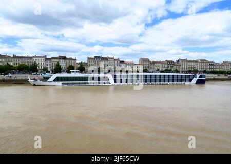 Die MS Amadolce, ein Flusskreuzfahrtschiff, liegt am Kreuzfahrtterminal an der Garonne im Zentrum der französischen Stadt Bordeaux Stockfoto