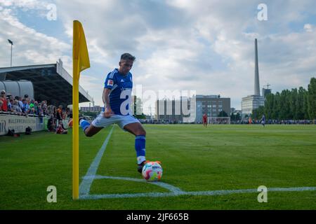 Marl, Deutschland. 29/06/2022, Rodrigo ZALAZAR (GE) beim Eckstoß, Action, Fußball-Testspiel VfB Huels - FC Schalke 04 (GE) 0:14, am 29.. Juni 2022 in Marl/Deutschland. #Die DFL-Vorschriften verbieten die Verwendung von Fotos als Bildsequenzen und/oder quasi-Video # Â Stockfoto