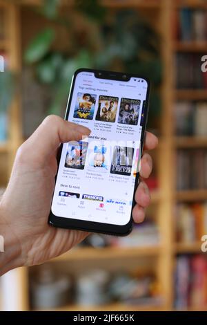WARSCHAU, POLEN - 29. JANUAR 2021: Benutzer Browsing Filme zur Miete in Video-on-Demand Google Play Store-Service auf einem Android-Betriebssystem, Xiaomi Marke smart pho Stockfoto