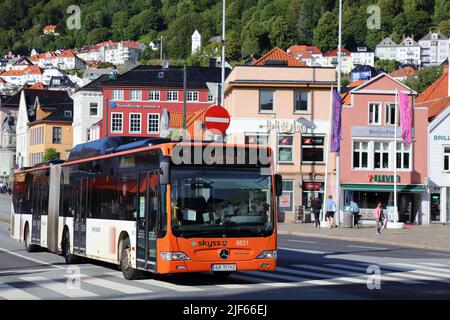 BERGEN, NORWEGEN - 23. JULI 2020: Stadtbus mit öffentlichen Verkehrsmitteln in Bergen, Norwegen. Bergen ist die zweitgrößte Stadt Norwegens. Stockfoto