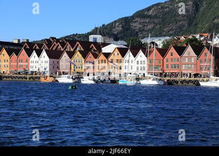 BERGEN, NORWEGEN - 23. JULI 2020: Besucher besuchen den Stadtteil Bryggen in Bergen, Norwegen. Es ist ein UNESCO-Weltkulturerbe. Stockfoto