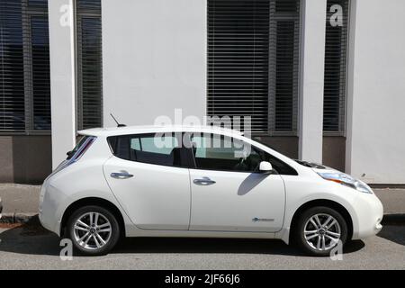 HAUGESUND, NORWEGEN - 22. JULI 2020: Nissan Leaf emissionsfreie Elektro-Kompaktwagen in Norwegen geparkt. In Norwegen sind 2,8 Millionen Autos zugelassen ( Stockfoto