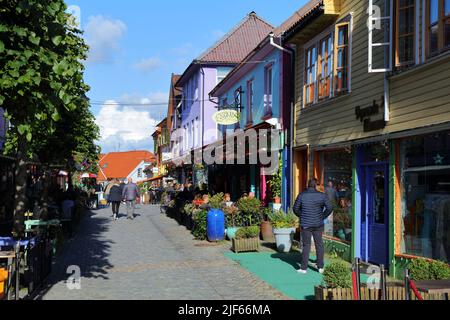 STAVANGER, NORWEGEN - 20. JULI 2020: Besucher besuchen den Bezirk Storhaug in Stavanger, Norwegen. Stavanger ist die drittgrößte Metropolregion in Norwegen mit Stockfoto