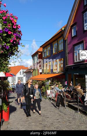 STAVANGER, NORWEGEN - 20. JULI 2020: Besucher besuchen den Bezirk Storhaug in Stavanger, Norwegen. Stavanger ist die drittgrößte Metropolregion in Norwegen mit Stockfoto