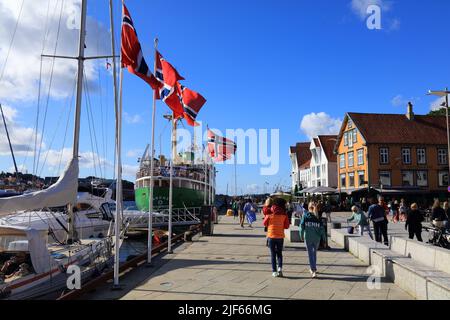 STAVANGER, NORWEGEN - 20. JULI 2020: Besucher besuchen den Bezirk Storhaug in Stavanger, Norwegen. Stavanger ist die drittgrößte Metropolregion in Norwegen mit Stockfoto