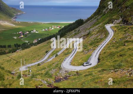 Norwegen kurvenreiche Straße. Landschaft von Hoddevik auf der Halbinsel Stadlandet, Norwegen. Stockfoto