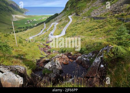 Norwegen kurvenreiche Straße. Landschaft von Hoddevik auf der Halbinsel Stadlandet, Norwegen. Stockfoto