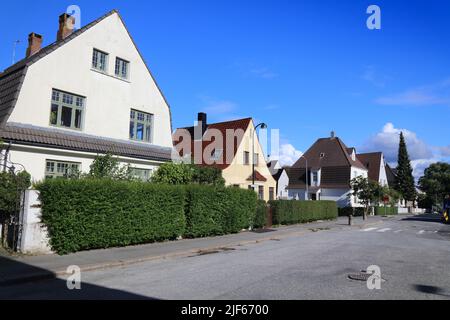 Stavanger, Norwegen. Lokale Wohnstraße mit typischen nordischen Holzhäusern. Stockfoto