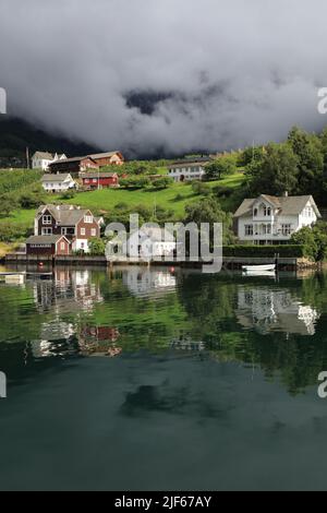 Ullensvang Stadt in Norwegen. Stadt am Hardanger Fiord (Hardangerfjord). Stockfoto