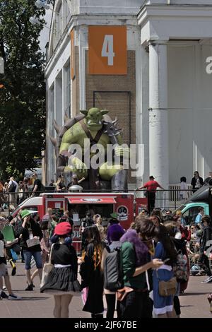 Poznań, POLEN - 17. JUNI 2022: Internationale Messe Poznań, riesige aufblasbare Orks auf dem Pyrkon Kongress Stockfoto