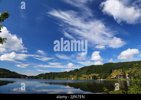 Blick auf den See in Norwegen - Kalandsvatnet. Es ist der größte See in der Gemeinde Bergen. Schönes Sommerwetter. Stockfoto