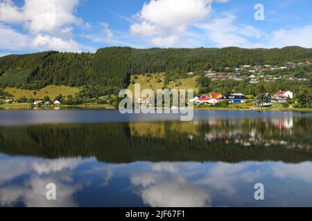 Blick auf den See in Norwegen - Kalandsvatnet. Es ist der größte See in der Gemeinde Bergen. Schönes Sommerwetter. Stockfoto