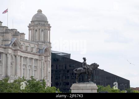 Statue von Edward V11 und das Hafengebäude von Liverpool, Waterfront, PIR Head, Liverpool, Merseyside, England, Vereinigtes Königreich, Europa Stockfoto