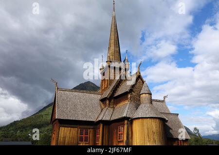 Norwegen Wahrzeichen - Lom Stabkirche (stavkirke). Mittelalterliches Wahrzeichen aus Holz im Gudbrandsdal. Stockfoto