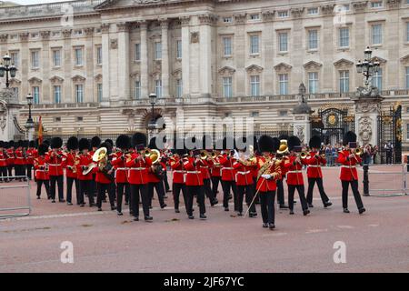 LONDON, UK - 15. JULI 2019: Royal Guards Orchester während Wachablösung Zeremonie vor dem Buckingham Palace, London. Stockfoto