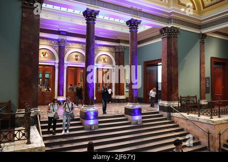 LONDON, Großbritannien - 12 Juli, 2019: Touristen besuchen die National Gallery in London. Es ist die 3 meistbesuchten Museum in Großbritannien mit 5,7 Millionen jährlichen Besuchern. Stockfoto