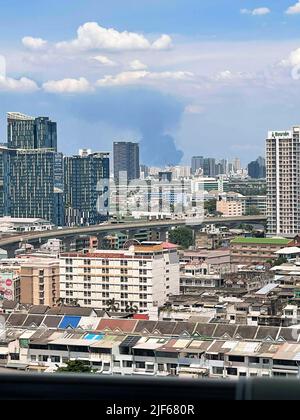 Luftaufnahme von Sathorn, Bangkok Downtown. Finanzdistrikt und Geschäftszentren in einer intelligenten Großstadt in Asien. Stockfoto