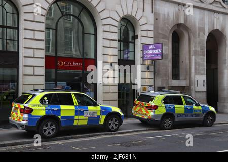 LONDON, Großbritannien - 13. JULI 2019: BMW X5 und BMW X3 SUV der britischen Polizei parkten in London. Metropolitan Police Service hat 31.000 Polizisten in Greater L Stockfoto