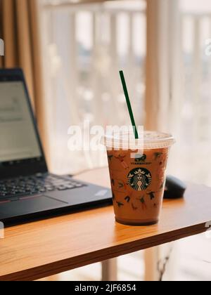 Samut Prakan, Thailand - 9. März 2021 : Eiskaffee im Starbucks Reserve, Mega Bangnashopping Mall Stockfoto