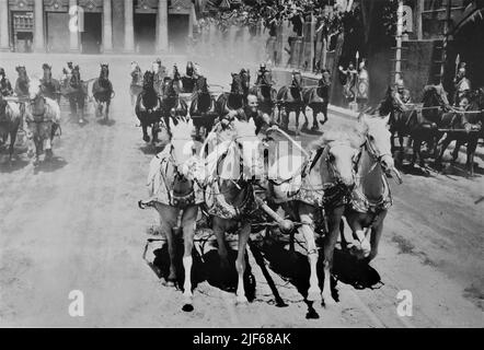 CHARLTON HESTON in the Chariot Race in BEN-HUR 1959 Regisseur WILLIAM WYLER Roman General Lew Wallace Drehbuch Karl Tunberg Musik Miklos Rozsa Kostümdesign Elizabeth Haffenden Produzent Sam Zimbalist Metro Goldwyn Mayer Stockfoto