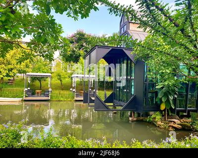 Cafe in nature - natürlicher Bereich im Café, Konzept und Design des Coffee Shops Stockfoto