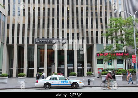 NEW YORK, USA - 4. JULI 2013: Menschen gehen durch die News Corporation in der 6. Avenue in New York. Famous News Corporation wurde in News Corp und 21. C unterteilt Stockfoto