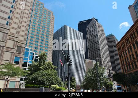 PITTSBURGH, USA - 29. JUNI 2013: Skyline der Innenstadt von Pittsburgh. Es ist die 2. größte Stadt von Pennsylvania mit 305.841 Einwohnern. Stockfoto