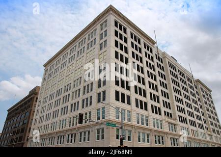 TOPEKA, USA - 25. JUNI 2013: Landon State Office Building in Downtown Topeka, KS. Es hat Büros des Bildungsministeriums, Staatsschatzmeister, Vorstand von Stockfoto