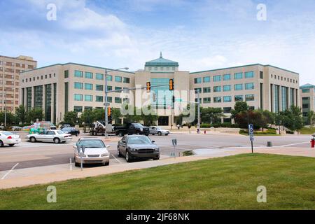 TOPEKA, USA - 25. JUNI 2013: Charles Curtis State Office Building in Downtown Topeka, KS. Es hat Büros des Department of Health and Environment, Depa Stockfoto