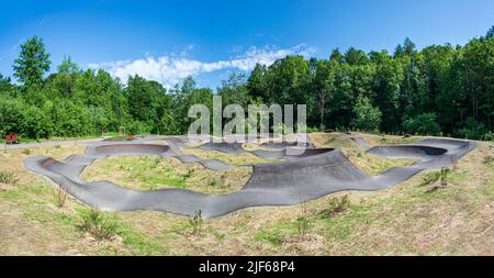 Pumptrack für Fahrräder im Engelhalde Park, Kempten. Stockfoto