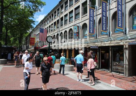 BOSTON, USA - 9. JUNI 2013: Die Menschen besuchen Old Boston, eine der ältesten Gemeinden der Vereinigten Staaten. Stockfoto