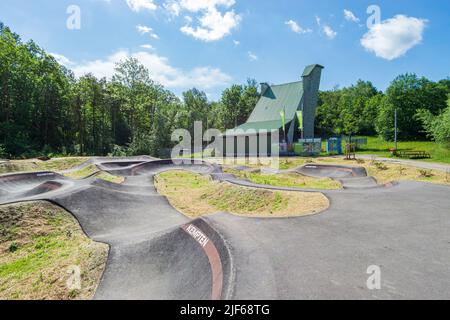 Pumptrack für Fahrräder und Kletterturm im Engelhalde Park, Kempten. Stockfoto