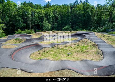 Pumptrack für Fahrräder im Engelhalde Park, Kempten. Stockfoto