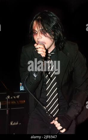 Gerard Way of My Chemical Romance live im Konzert auf der Bühne der Birmingham Carling Academy 2, 13.. September 2004 Stockfoto