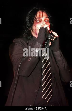 Gerard Way of My Chemical Romance live im Konzert auf der Bühne der Birmingham Carling Academy 2, 13.. September 2004 Stockfoto