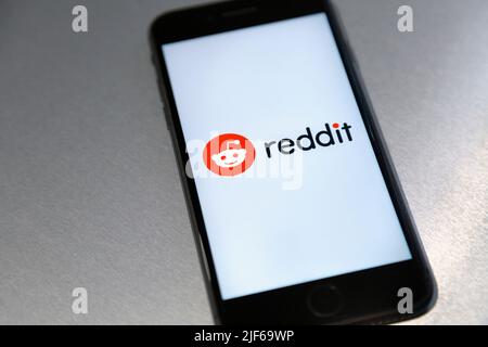 Logo von Reddit Social Media und News-Plattform auf einem Telefonbildschirm vor Metall-Hintergrund angezeigt Stockfoto