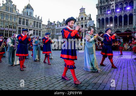 Brüssel, Belgien, 29. Juni 2022, Illustration Bild zeigt Musiker während der historischen Parade "Ommegang Oppidi Bruxellensis" im Stadtzentrum von Brüssel, Mittwoch, 29. Juni 2022. Mehr als 1400 Interpreten werden 1549 an einer historischen Nachstellung des Eintrags von Charles dem Fünften (Charles Quint - Keizer Karel) in Brüssel teilnehmen. BELGA FOTO HATIM KAGHAT Stockfoto