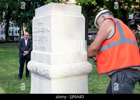 Ixelles - Elsene Bürgermeister Christos Doulkeridis, aufgenommen während der Entfernung eines Denkmals für allgemeine Stürme von seinem ursprünglichen Platz auf dem Platz Meeus, der an anderer Stelle in Ixelles - Elsene, Brüssel, am Donnerstag, dem 30. Juni 2022, aufgestellt wurde. General Emile Stürme waren Teil der Erforschung im Kongo, unter König Leopold II. Im Juni 2020 wurde die Büste der Stürme im Rahmen der Kontroverse um die Rolle der Stürme in den frühen Stadien der kolonialen Gräueltaten im Kongo-Freistaat mit roter Farbe zerstört. BELGA FOTO HATIM KAGHAT Stockfoto