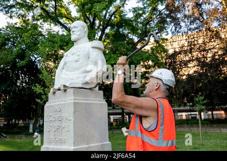 Die Abbildung zeigt die Entfernung eines Denkmals der allgemeinen Stürme von seinem ursprünglichen Platz auf dem Platz de Meeus, der an anderer Stelle in Ixelles - Elsene, Brüssel, Donnerstag, 30. Juni 2022, aufgestellt werden soll. General Emile Stürme waren Teil der Erforschung im Kongo, unter König Leopold II. Im Juni 2020 wurde die Büste der Stürme im Rahmen der Kontroverse um die Rolle der Stürme in den frühen Stadien der kolonialen Gräueltaten im Kongo-Freistaat mit roter Farbe zerstört. BELGA FOTO HATIM KAGHAT Stockfoto