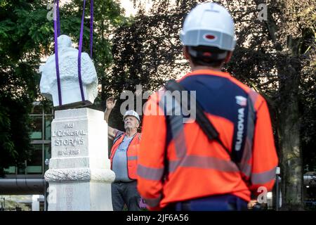 Die Abbildung zeigt die Entfernung eines Denkmals der allgemeinen Stürme von seinem ursprünglichen Platz auf dem Platz de Meeus, der an anderer Stelle in Ixelles - Elsene, Brüssel, Donnerstag, 30. Juni 2022, aufgestellt werden soll. General Emile Stürme waren Teil der Erforschung im Kongo, unter König Leopold II. Im Juni 2020 wurde die Büste der Stürme im Rahmen der Kontroverse um die Rolle der Stürme in den frühen Stadien der kolonialen Gräueltaten im Kongo-Freistaat mit roter Farbe zerstört. BELGA FOTO HATIM KAGHAT Stockfoto