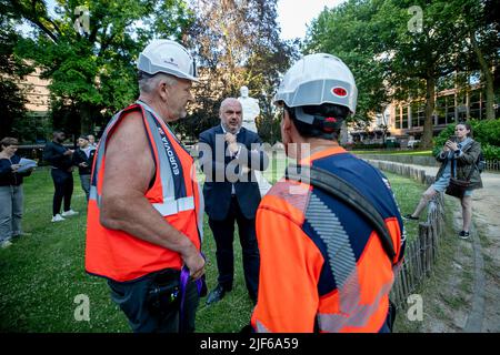 Ixelles - Elsene Bürgermeister Christos Doulkeridis, aufgenommen während der Entfernung eines Denkmals für allgemeine Stürme von seinem ursprünglichen Platz auf dem Platz Meeus, der an anderer Stelle in Ixelles - Elsene, Brüssel, am Donnerstag, dem 30. Juni 2022, aufgestellt wurde. General Emile Stürme waren Teil der Erforschung im Kongo, unter König Leopold II. Im Juni 2020 wurde die Büste der Stürme im Rahmen der Kontroverse um die Rolle der Stürme in den frühen Stadien der kolonialen Gräueltaten im Kongo-Freistaat mit roter Farbe zerstört. BELGA FOTO HATIM KAGHAT Stockfoto