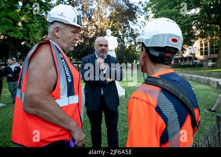 Ixelles - Elsene Bürgermeister Christos Doulkeridis, aufgenommen während der Entfernung eines Denkmals für allgemeine Stürme von seinem ursprünglichen Platz auf dem Platz Meeus, der an anderer Stelle in Ixelles - Elsene, Brüssel, am Donnerstag, dem 30. Juni 2022, aufgestellt wurde. General Emile Stürme waren Teil der Erforschung im Kongo, unter König Leopold II. Im Juni 2020 wurde die Büste der Stürme im Rahmen der Kontroverse um die Rolle der Stürme in den frühen Stadien der kolonialen Gräueltaten im Kongo-Freistaat mit roter Farbe zerstört. BELGA FOTO HATIM KAGHAT Stockfoto